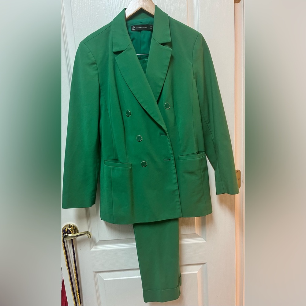 New York & Co Women’s Green 2-piece pants suit. Jacket:Medium, Pants:8 tall